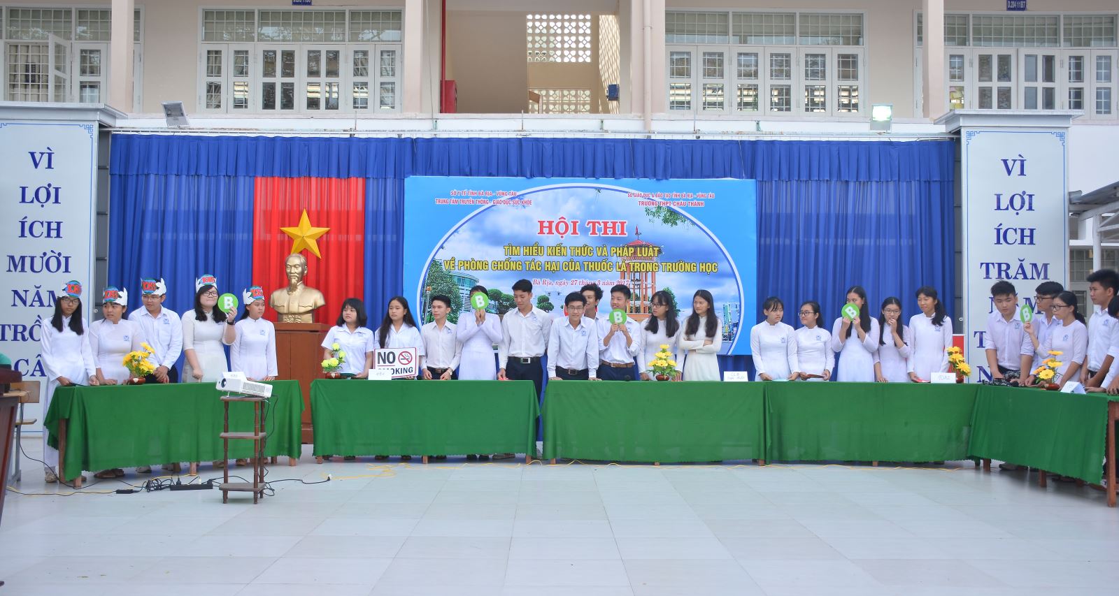 Học sinh trường THPT Châu Thành thi Kiến thức về PCTHTL.Ảnh: Thăng Thành